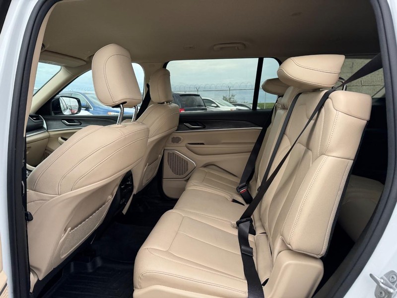 Jeep Grand Cherokee L Vehicle Image 12