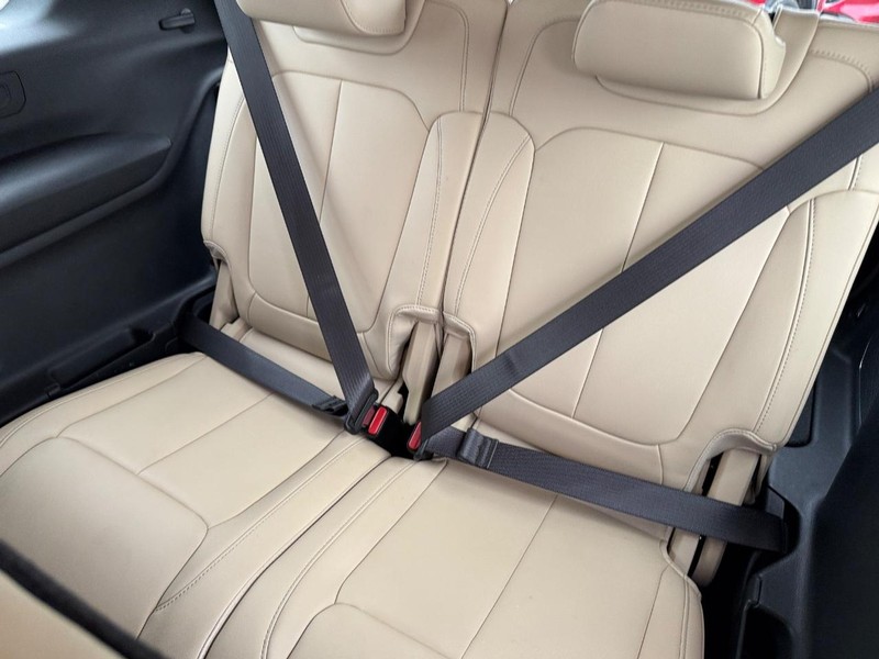 Jeep Grand Cherokee L Vehicle Image 13
