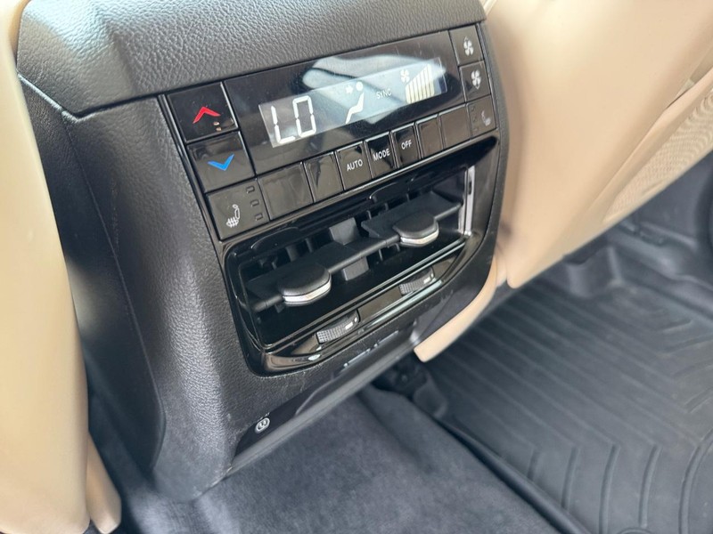 Jeep Grand Cherokee L Vehicle Image 14