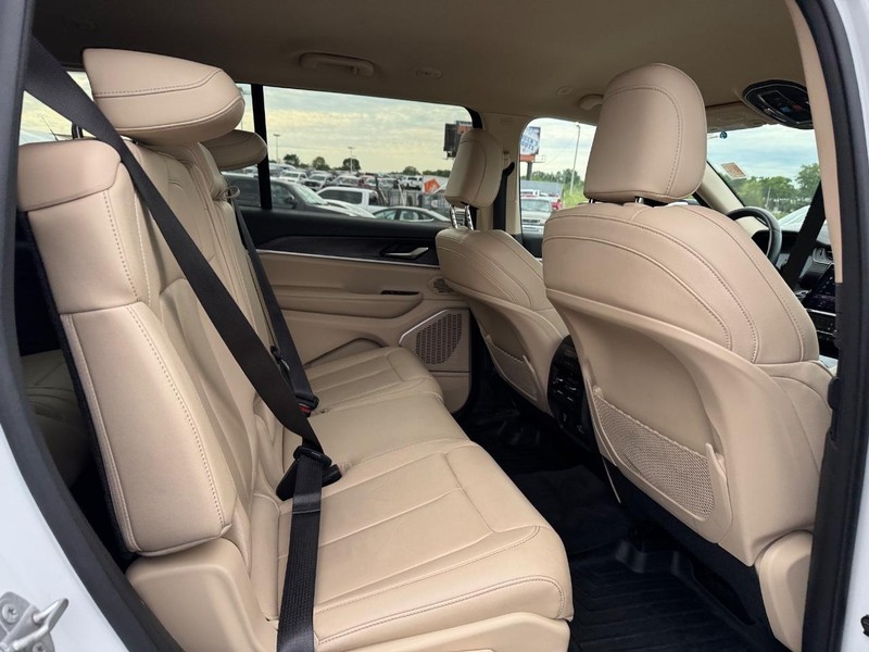 Jeep Grand Cherokee L Vehicle Image 15