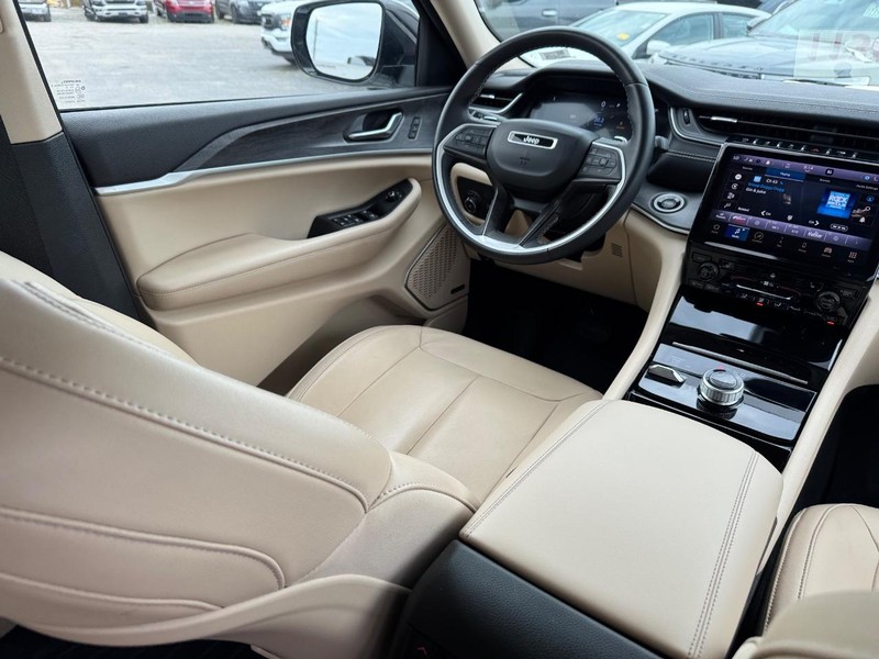 Jeep Grand Cherokee L Vehicle Image 16