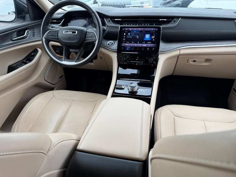 Jeep Grand Cherokee L Vehicle Image 17
