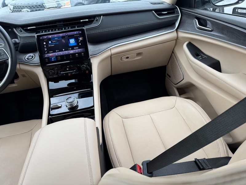 Jeep Grand Cherokee L Vehicle Image 18