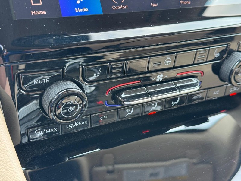 Jeep Grand Cherokee L Vehicle Image 25
