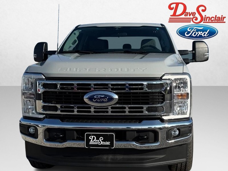 Ford Super Duty F-350 SRW Vehicle Image 02