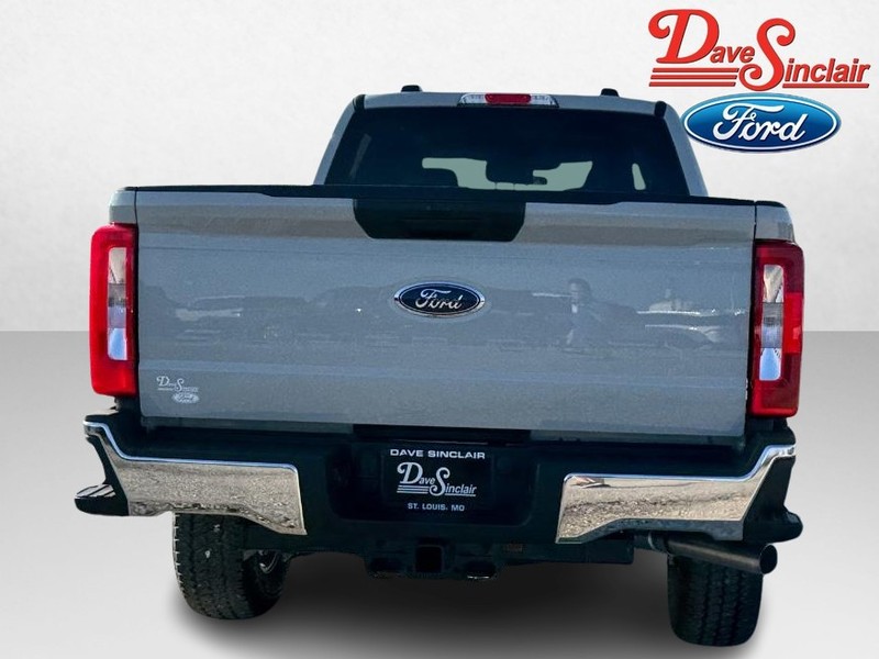 Ford Super Duty F-350 SRW Vehicle Image 08