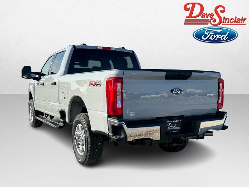 Ford Super Duty F-350 SRW Vehicle Image 09