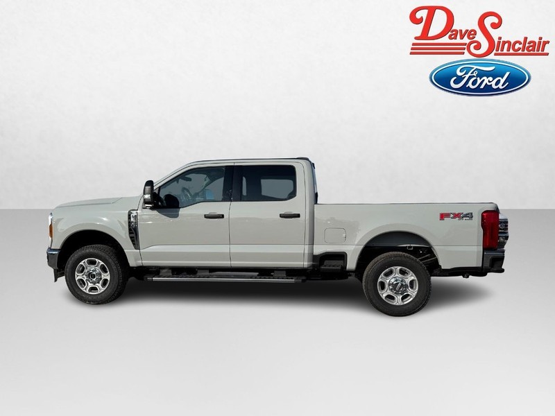 Ford Super Duty F-350 SRW Vehicle Image 10
