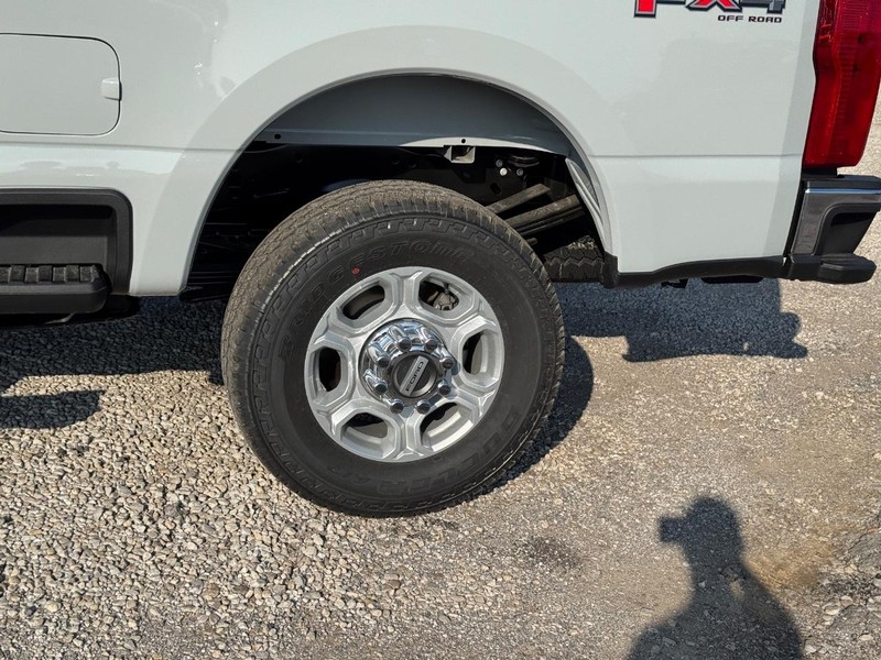 Ford Super Duty F-350 SRW Vehicle Image 11