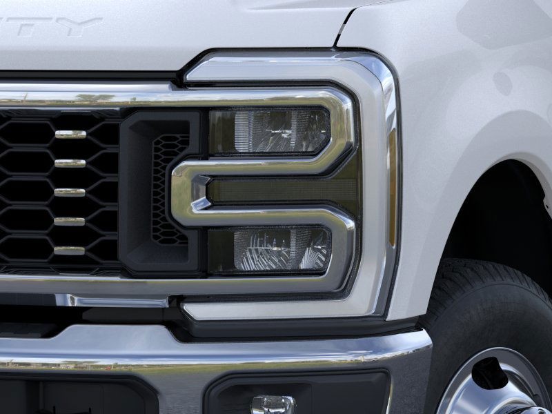 Ford Super Duty F-350 DRW Vehicle Image 20