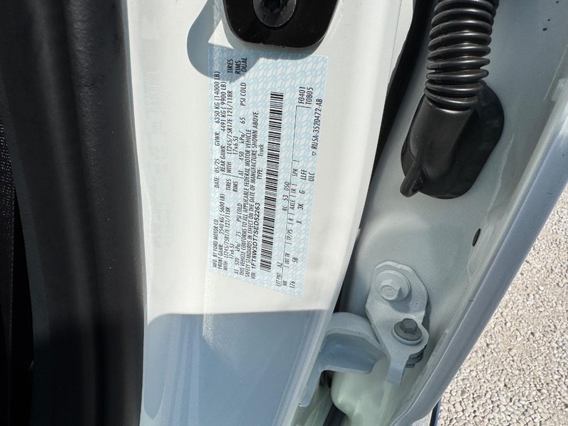 Ford Super Duty F-350 DRW Vehicle Image 27