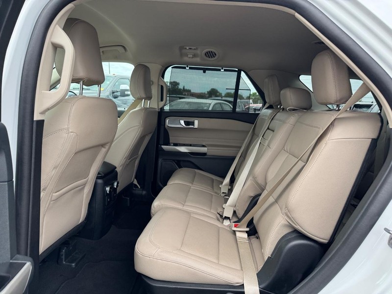 Ford Explorer Vehicle Image 12