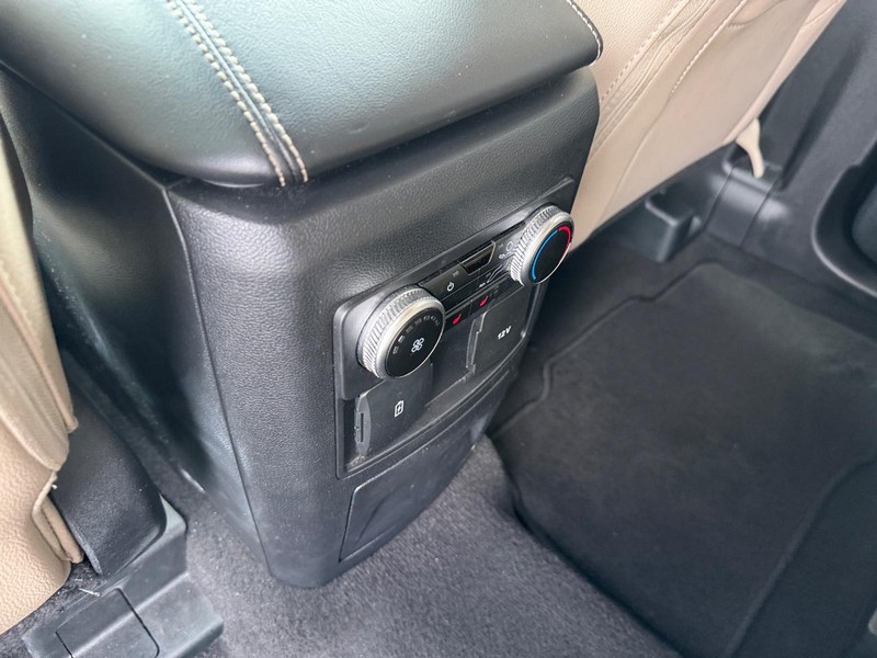 Ford Explorer Vehicle Image 14