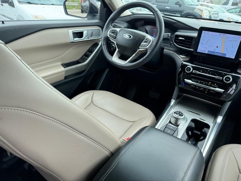 Ford Explorer Vehicle Image 16