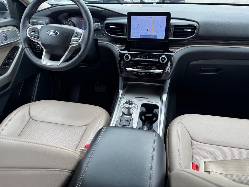 Ford Explorer Vehicle Image 17