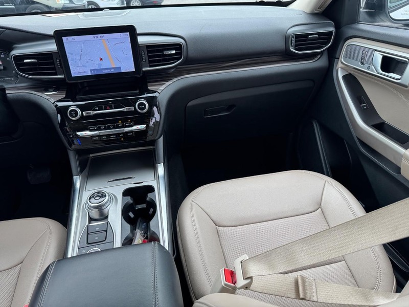 Ford Explorer Vehicle Image 18