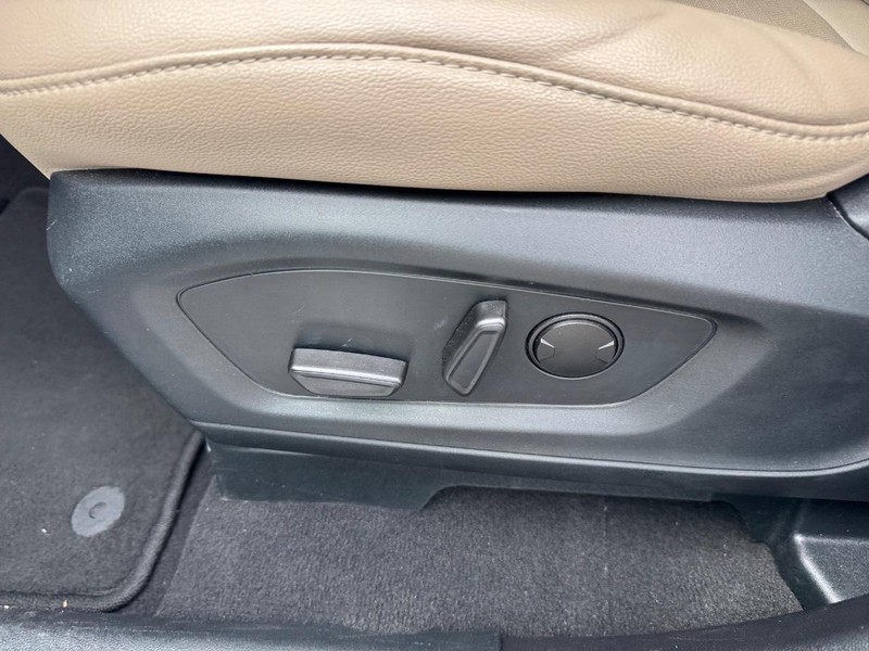 Ford Explorer Vehicle Image 19
