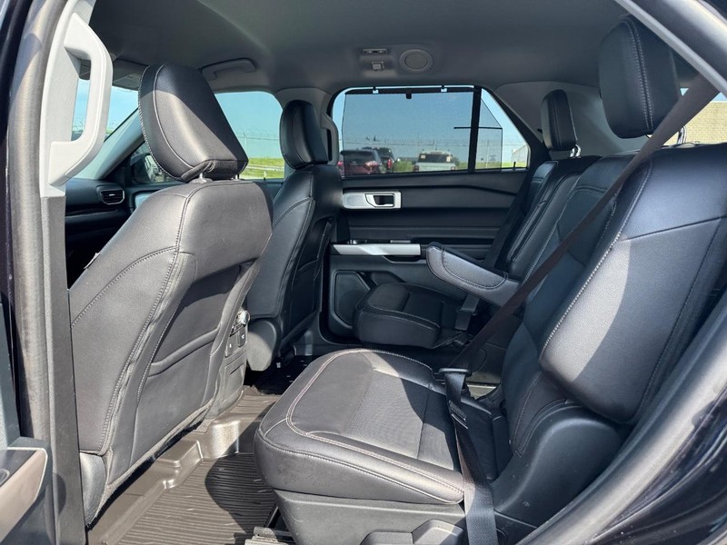 Ford Explorer Vehicle Image 12