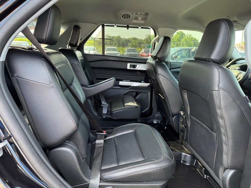 Ford Explorer Vehicle Image 15