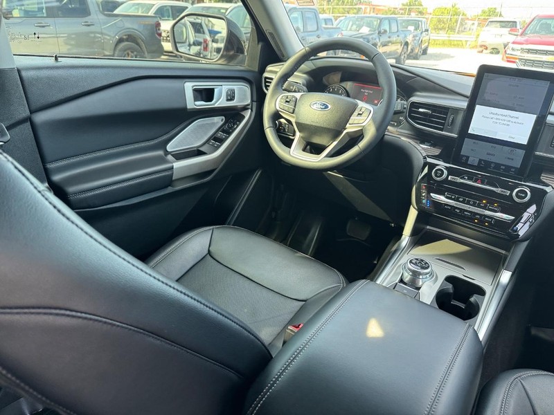 Ford Explorer Vehicle Image 16