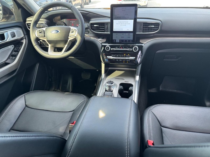 Ford Explorer Vehicle Image 17