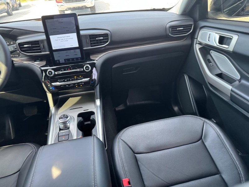 Ford Explorer Vehicle Image 18