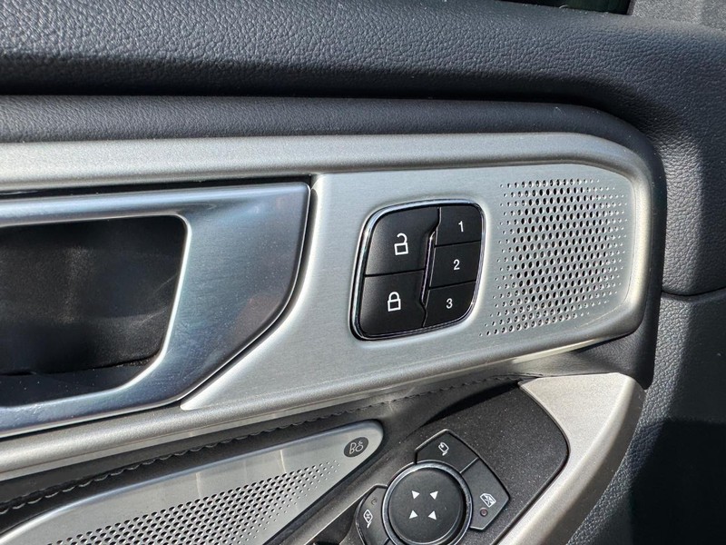 Ford Explorer Vehicle Image 21