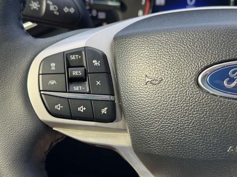 Ford Explorer Vehicle Image 23
