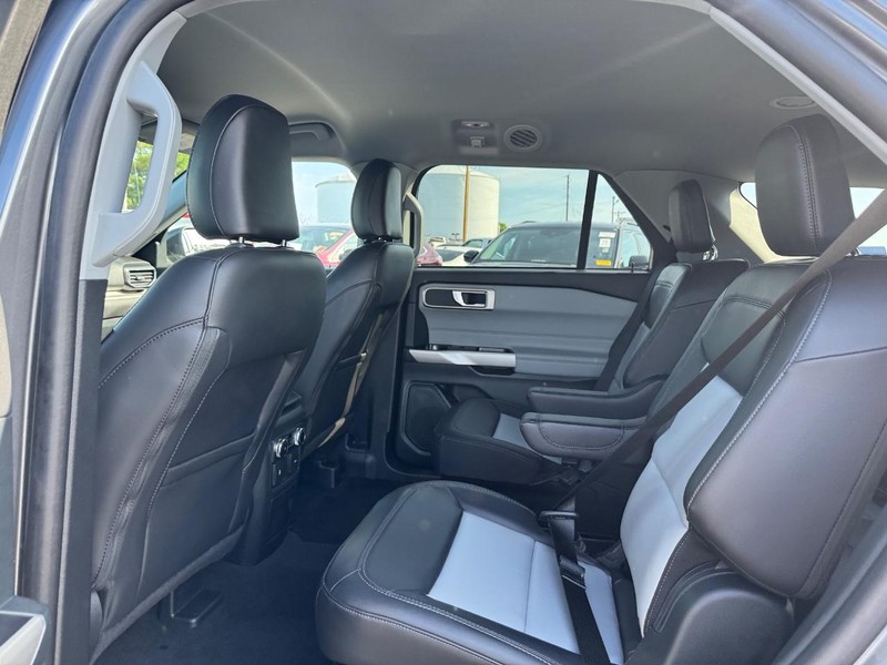 Ford Explorer Vehicle Image 12