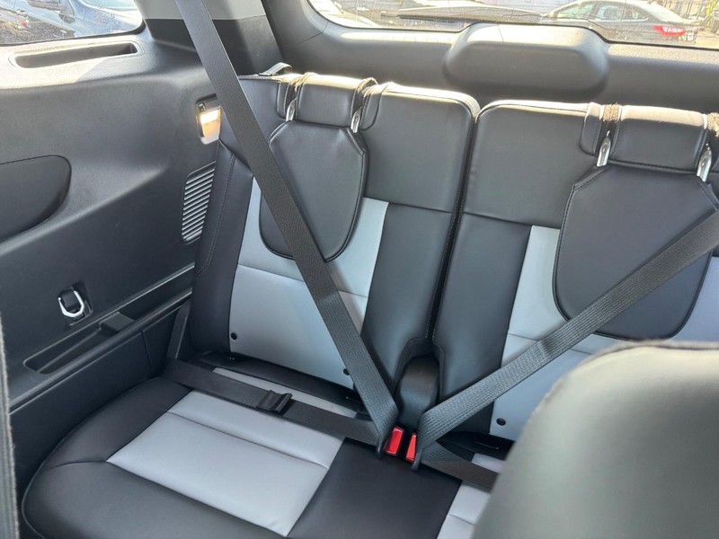 Ford Explorer Vehicle Image 13
