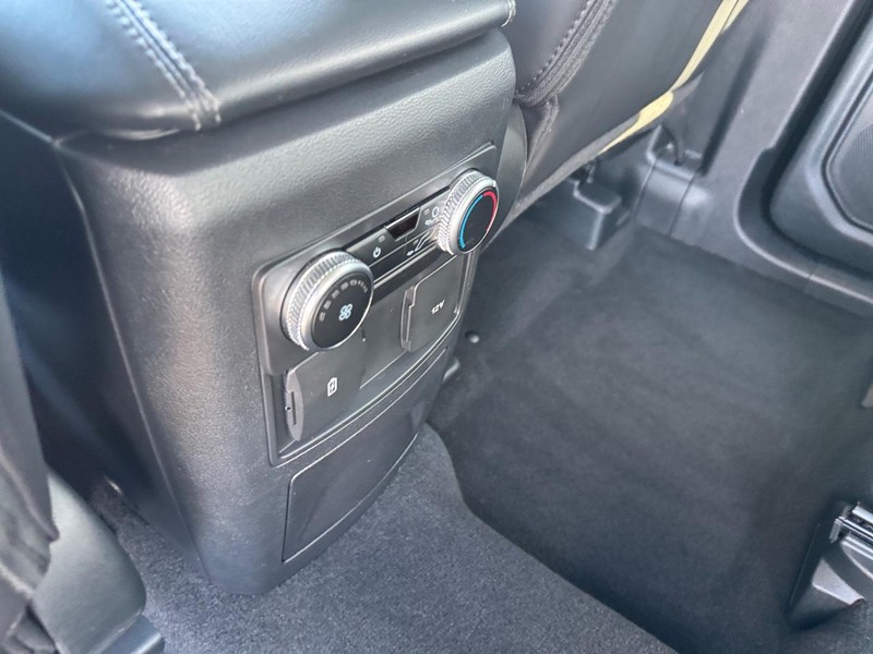 Ford Explorer Vehicle Image 14