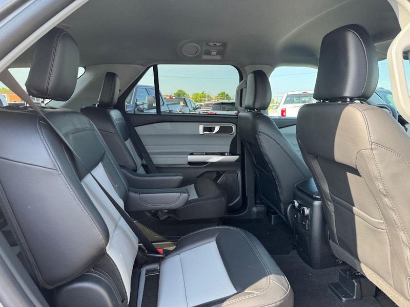Ford Explorer Vehicle Image 15