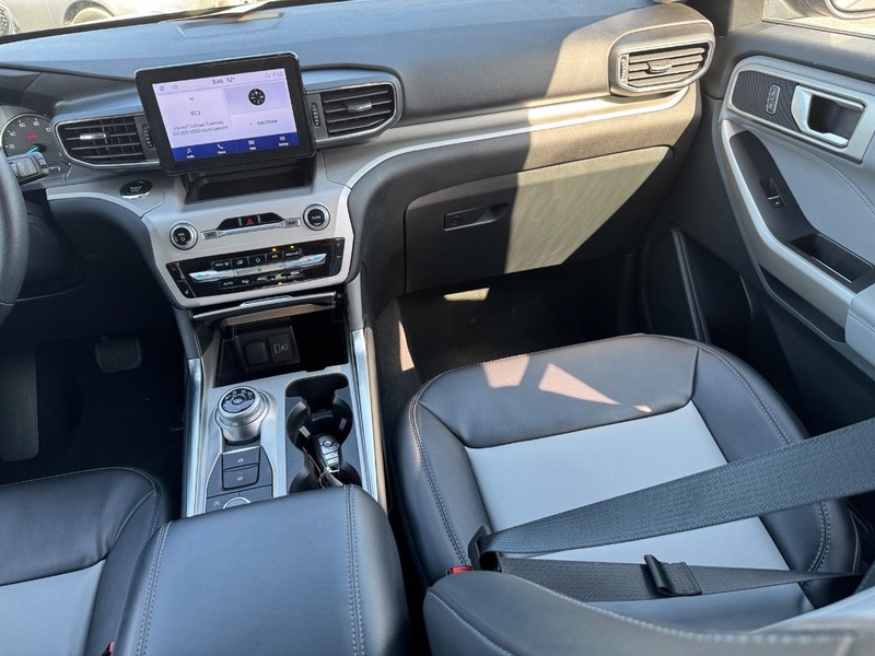 Ford Explorer Vehicle Image 18