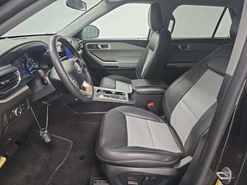 Ford Explorer Vehicle Image 04