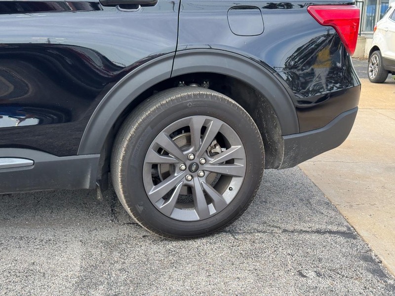 Ford Explorer Vehicle Image 11