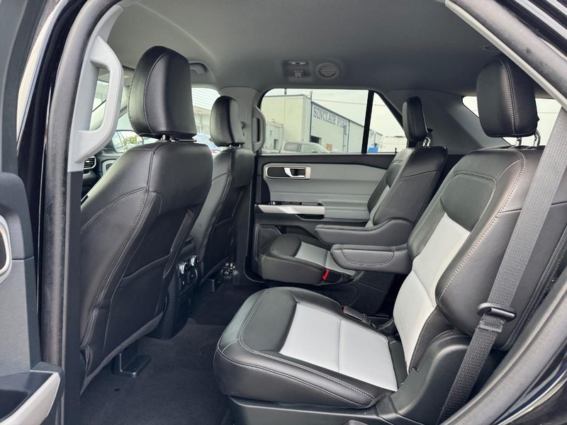 Ford Explorer Vehicle Image 12
