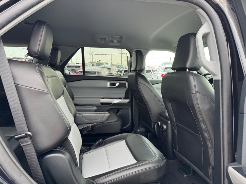 Ford Explorer Vehicle Image 14