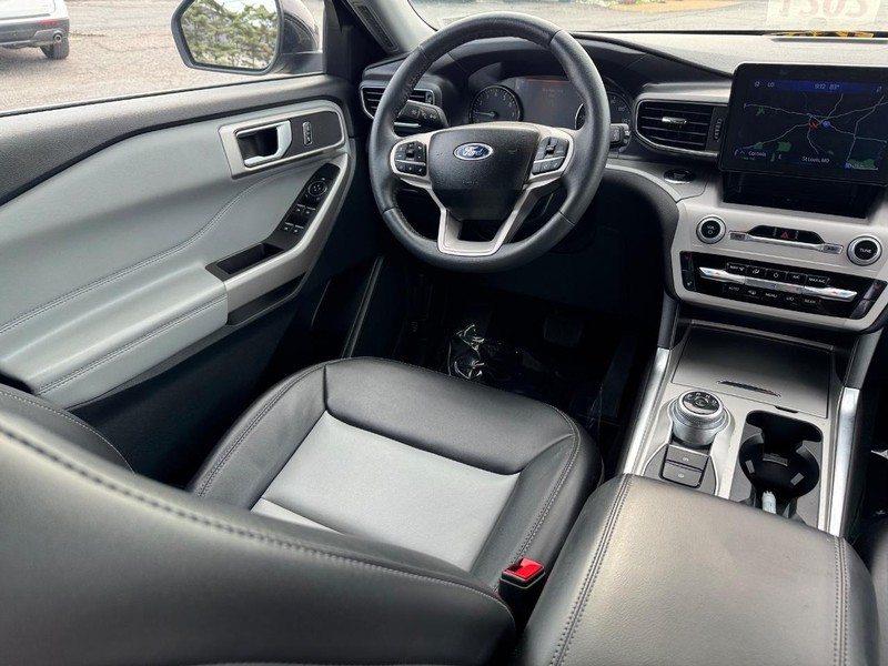 Ford Explorer Vehicle Image 15