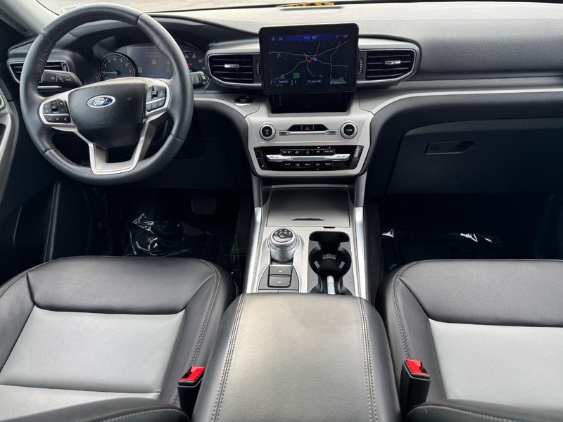 Ford Explorer Vehicle Image 16
