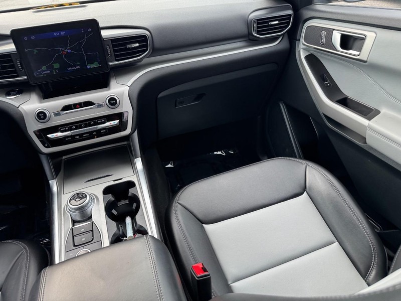 Ford Explorer Vehicle Image 17