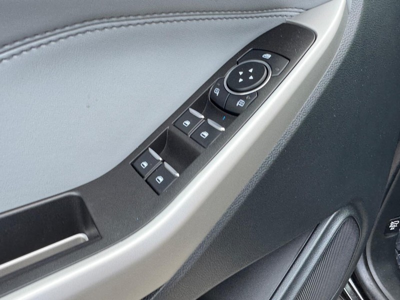 Ford Explorer Vehicle Image 19