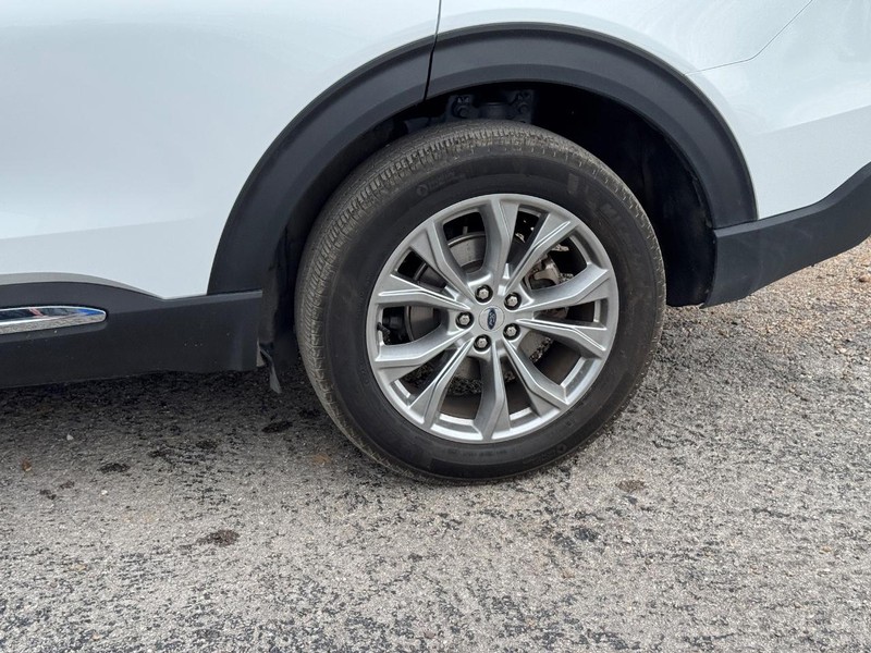 Ford Explorer Vehicle Image 11