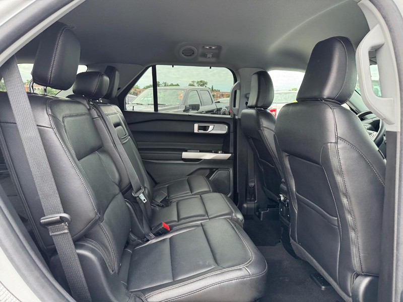 Ford Explorer Vehicle Image 14