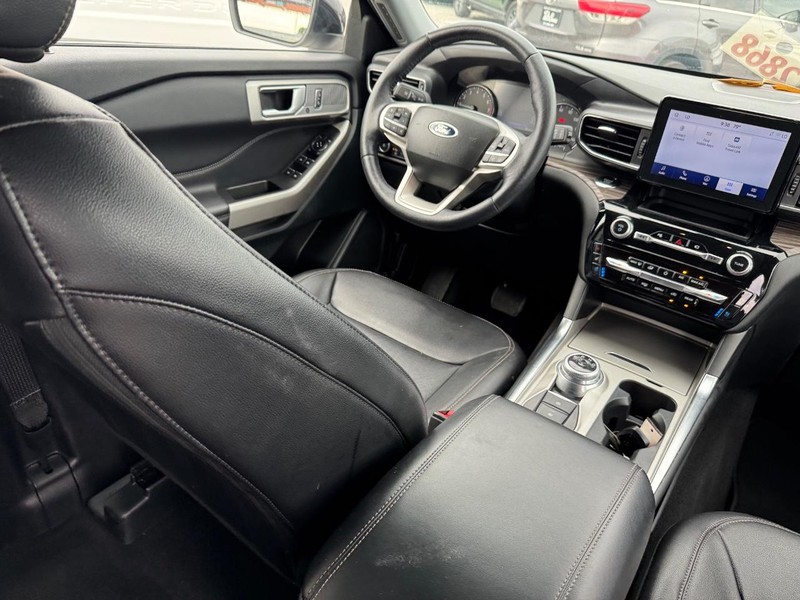 Ford Explorer Vehicle Image 15