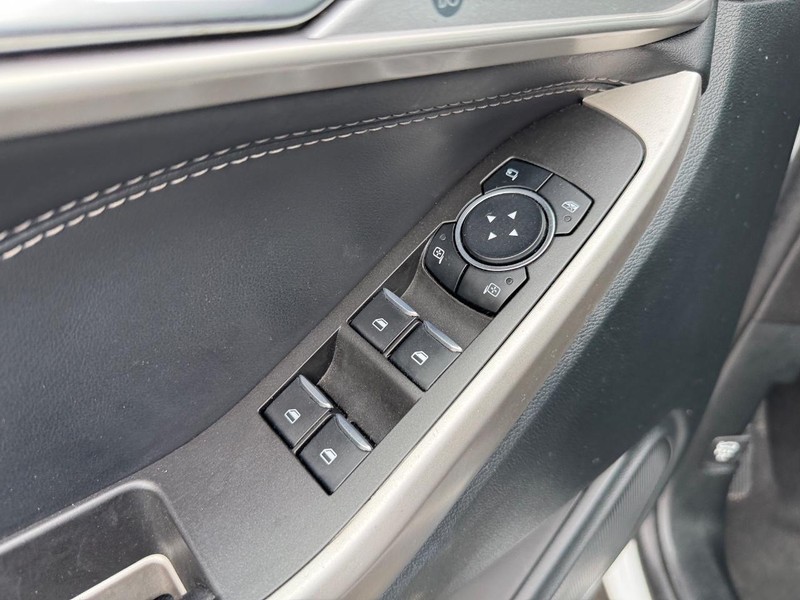 Ford Explorer Vehicle Image 19