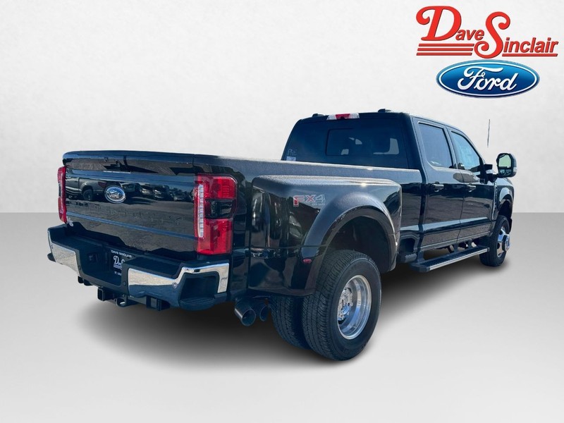 Ford Super Duty F-350 DRW Vehicle Image 07