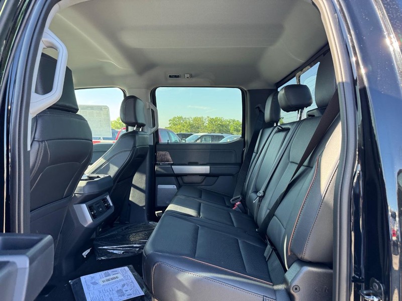 Ford Super Duty F-350 DRW Vehicle Image 12