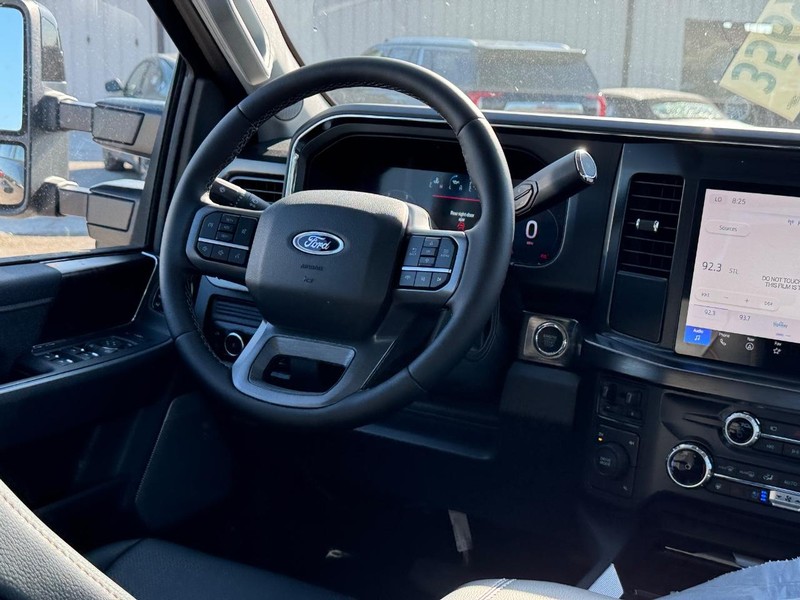 Ford Super Duty F-350 DRW Vehicle Image 15