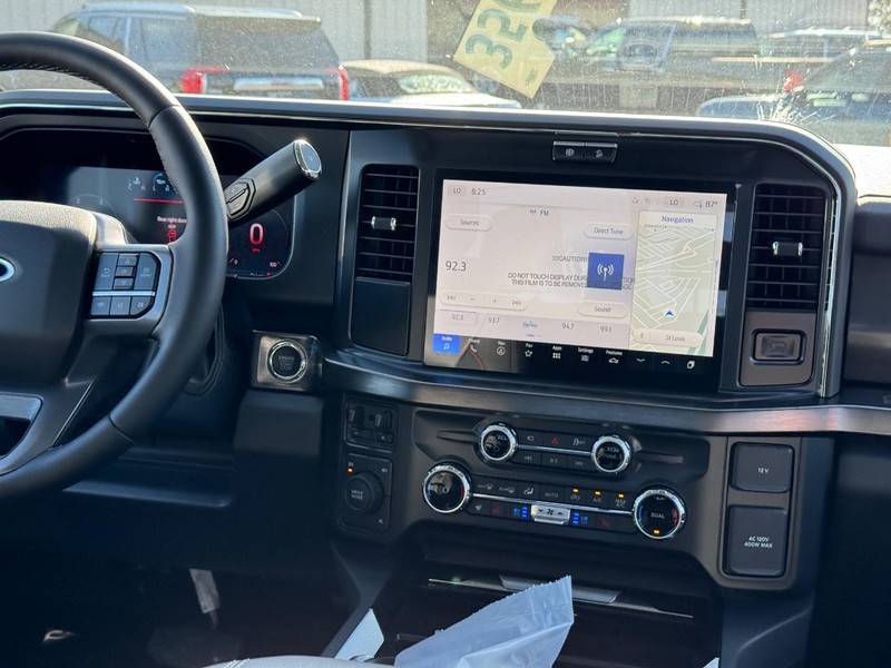Ford Super Duty F-350 DRW Vehicle Image 16