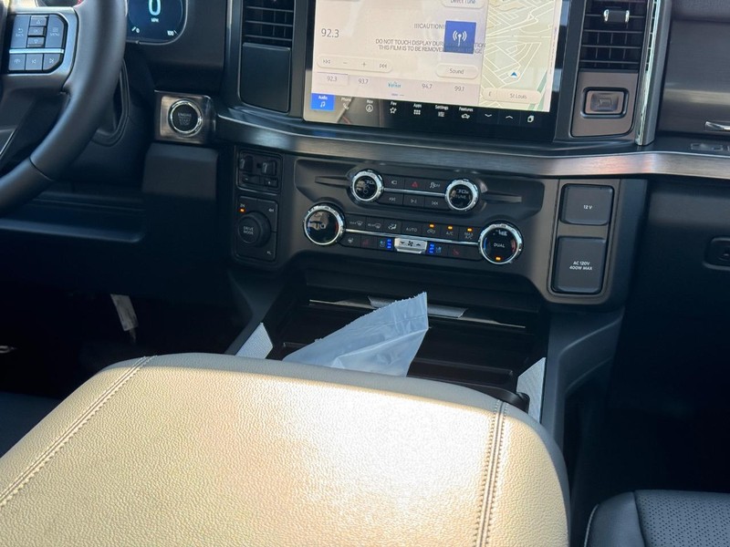 Ford Super Duty F-350 DRW Vehicle Image 17